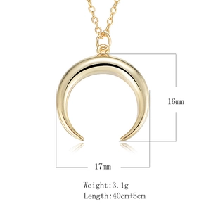 Détail du pendentif lune en or 18K montrant les dimensions 17x16mm et la chaîne de 40+5cm