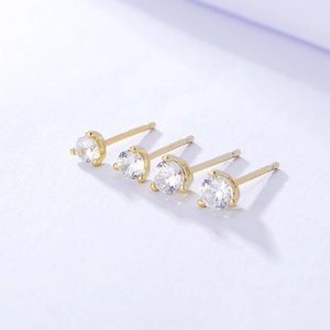 Klassieke S925 sterling zilveren 3-klauw ronde zirkoon oorknopjes met goudlaag