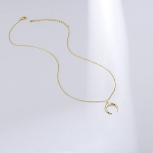 Élégant collier pendentif lune en argent s925 doré avec une chaîne minimaliste chic