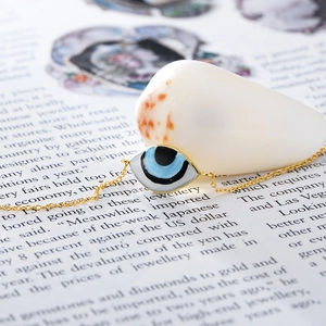 Détail du charm Oeil de Turc plaqué or 14K avec incrustation en émail bleu éclatant
