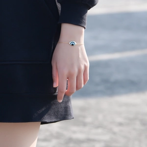 Bracelet classique œil bleu plaqué or 14 carats avec charme en émail sur le poignet