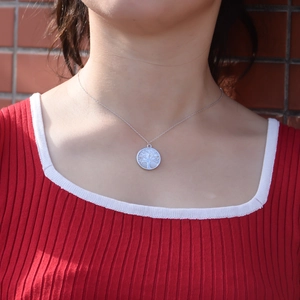 Halskette aus S925 Sterlingsilber mit Lebensbaum-Anhänger und weißer Muschel auf Rot