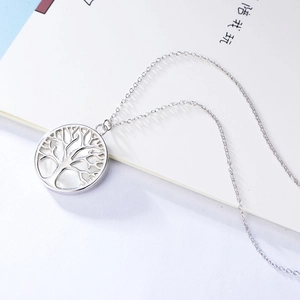 Makroaufnahme von Lebensbaum-Anhänger aus Sterlingsilber mit weißer Perlmutteinlage