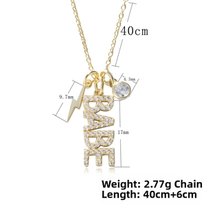 Macro du pendentif BABE doré avec éclair et détails des dimensions de la pierre zircon