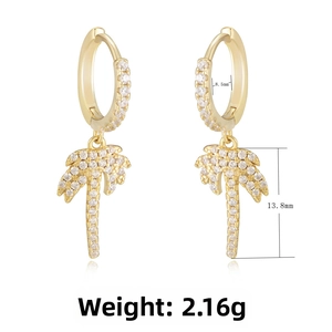 Détail macro des boucles d'oreilles palmier doré avec zircons et dimensions