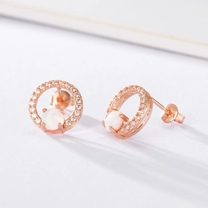 Dettaglio orecchini opale in oro rosa con pavé di zirconi e chiusura a farfalla sul retro