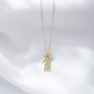Collier doré lettres BABE avec pendentif éclair et breloque diamant sur soie