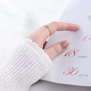 Dettaglio dell'anello in argento s925 placcato oro con scritta Love e zircone incastonato
