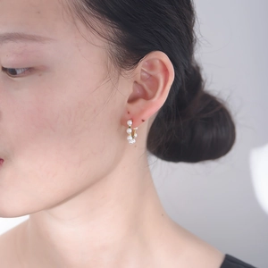 Élégantes boucles d'oreilles créoles dorées en argent S925 avec perles blanches