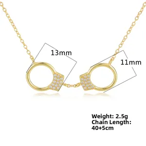 Détail du pendentif menottes en argent S925 avec zircons blancs scintillants et chaîne