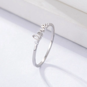 Anello Love in argento sterling S925 con zirconi incastonati su uno sfondo bianco