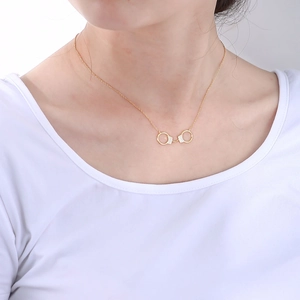 Élégant collier menottes en argent s925 doré serti de zircons porté par un mannequin