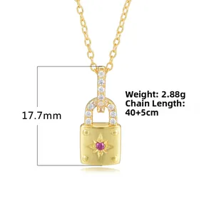 Vue macro du collier cadenas doré avec pierre rose et détail de dimension de 17,7 mm