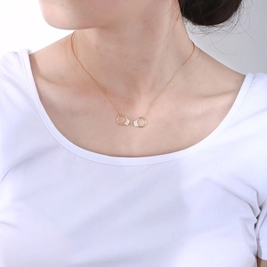 Gros plan du collier menottes dorées avec oxydes de zirconium sur un mannequin