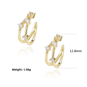 Dettaglio dell'orecchino a clip in argento S925 placcato oro con pietre di zircone
