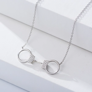 Collier menottes en argent sterling S925 serti de zircons brillants sur support blanc