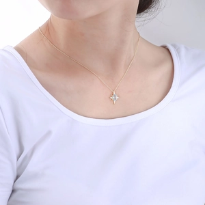 Detail der S925 Silber-Sternenkette mit blauem Topas an einem Model in Weiß