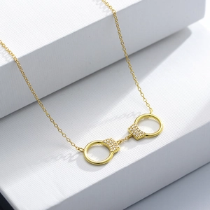 Détail du collier menottes en argent s925 doré serti de zircons blancs brillants