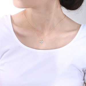 S925 Silber Sternanhänger Halskette mit blauem Topas an Model, eleganter Schmuckstil