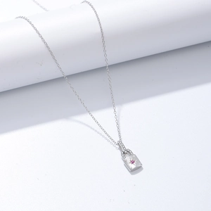 Gros plan d'un collier cadenas en argent s925 avec pierre rose et zircons sertis pavé