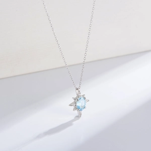 Makroaufnahme des S925 Silberstern-Anhängers mit hellblauem Topas und Mikro-Pavé-Zirkonia