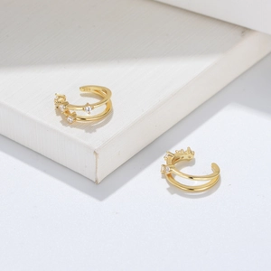 Dettaglio di ear cuff a doppio strato in argento S925 dorato con pietre di zircone