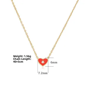 Détail du pendentif cœur rouge émaillé avec zircon sur chaîne dorée 18K avec dimensions