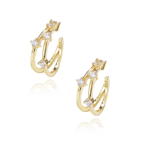 Dettaglio del ear cuff in argento sterling S925 con marchio 925 e pietre di zircone lucide