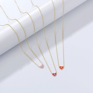Détail de pendentifs cœur en argent S925 avec émail en rose, fuchsia et rouge vif