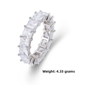 Vue détaillée de l'anneau en argent sterling S925 avec zircons carrés pesant 4,33g