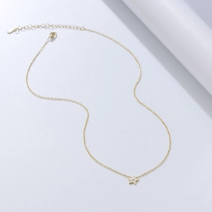 Vue détaillée du collier étoile en argent s925 doré avec petit zircon incrusté