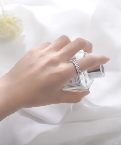 Gros plan d'une bague en argent S925 avec zircons rectangulaires sur fond de soie