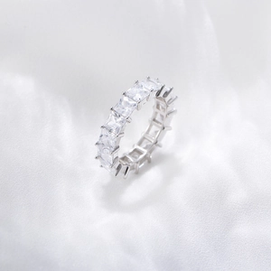 Vue macro d'une bague éternité avec oxydes de zirconium carrés sur serti griffes argent