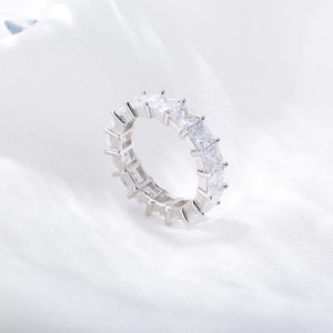 Bague éternité en argent S925 sertie de zircons cubiques carrés sur tout le pourtour