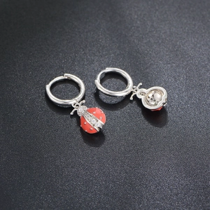 Nahaufnahme von S925 Silber Marienkäfer Ohrringen mit roter Emaille und kleinen Zirkonia