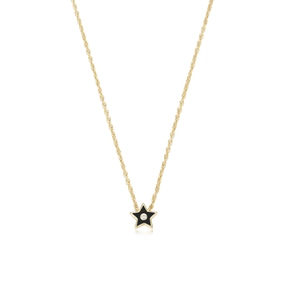 Détail du pendentif étoile dorée avec émail noir et zircon central sur chaîne maille