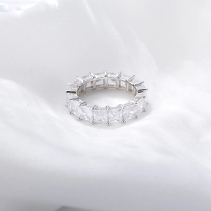 Bague éternité en argent sterling S925 avec zircons taille princesse sur fond de soie