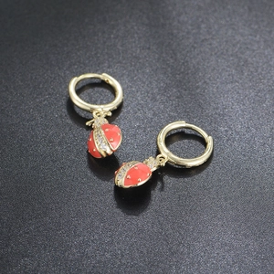 Nahaufnahme von S925 Silber Marienkäfer-Ohrringen mit roter Emaille und Diamanten