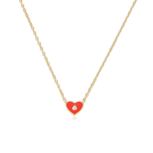 Détail du collier avec pendentif cœur rouge, zircon central et chaîne dorée