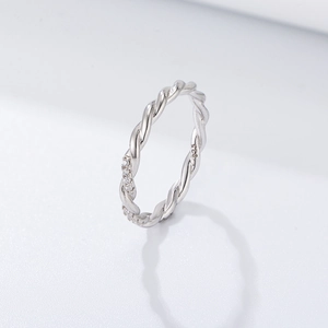 Bague torsadée élégante en argent S925 avec zircons sur un fond blanc épuré