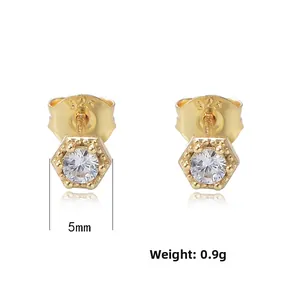 Détail du clou d'oreille hexagonal en argent 925 avec zircon de 5mm et poinçon de qualité