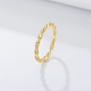 Bague torsadée en argent 925 doré avec zircons étincelants au design minimaliste chic