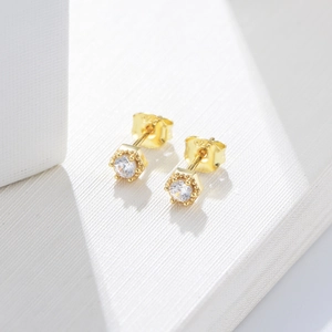 Élégantes boucles d'oreilles hexagonales en argent S925 avec zircons ronds dorés