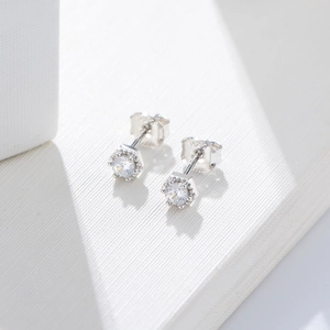 Boucles d'oreilles puces minimalistes en argent S925 avec halo hexagonal en zircone