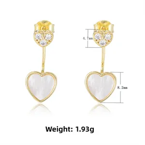 Détail de boucles d'oreilles en argent S925 cœur avec nacre et zircons brillants