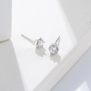 Gros plan de boucles d'oreilles hexagonales en argent S925 avec zircons brillants