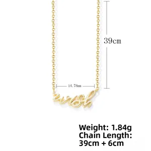 Détail macro du pendentif 'wish' doré sur chaîne en argent avec les mesures précises