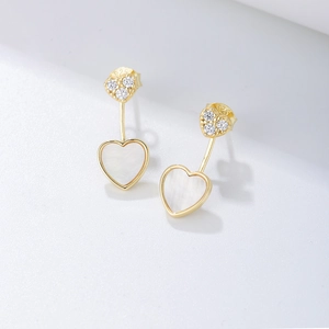 Détail de boucles d'oreilles cœur en argent S925 avec nacre blanche et zircons