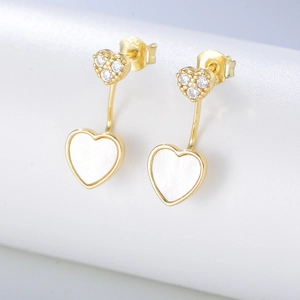 Détail des boucles d'oreilles en argent S925 en forme de cœur avec zircon et nacre blanche