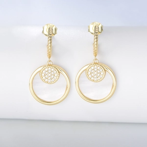 Dettaglio del marchio S925 su orecchini a cerchio geometrici in argento sterling dorato